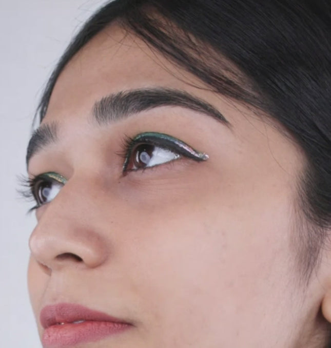 Boujee_Beauty_Multichrome_Eyeliner_Carzy_In_Love